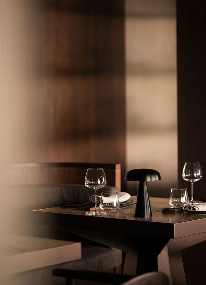 Mesa com vinho — Bigorrilho