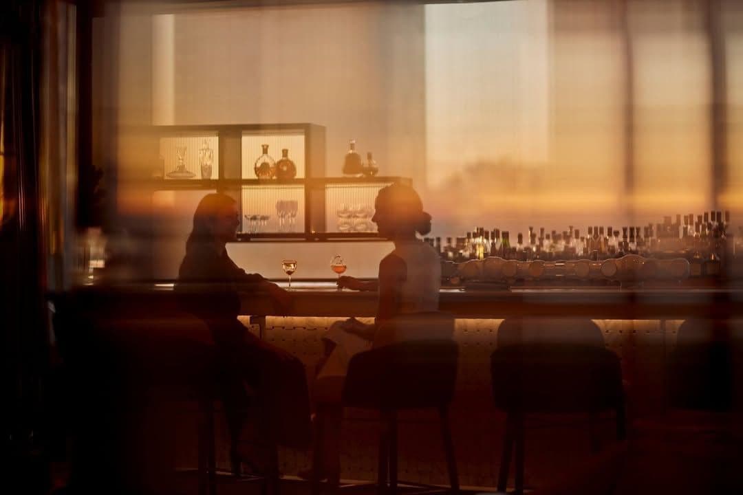 Pessoas usando o espaço, vida real