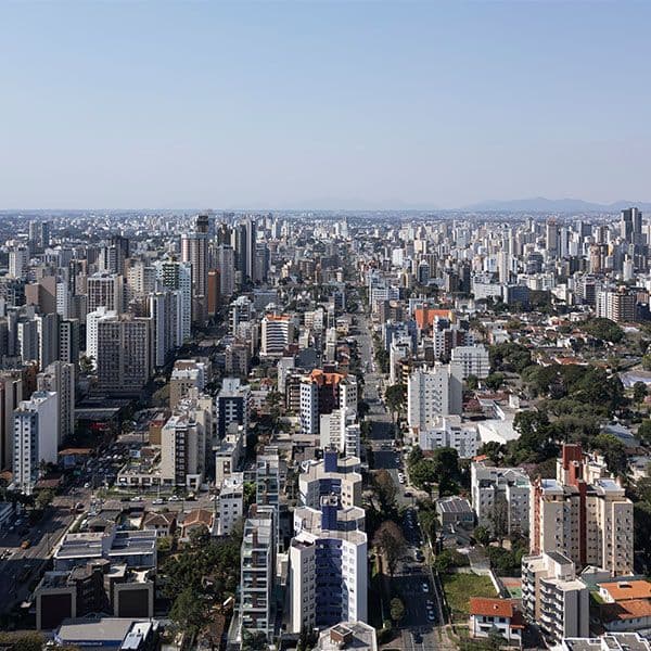 Trecho urbano do Bigorrilho com fachadas residenciais e leitura de microposição